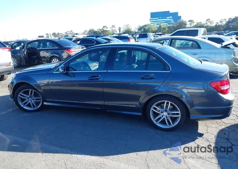 2013 Mercedes-Benz C 250 Sport z USA, uszkodzony, nr VIN WDDGF4HB2DA852950